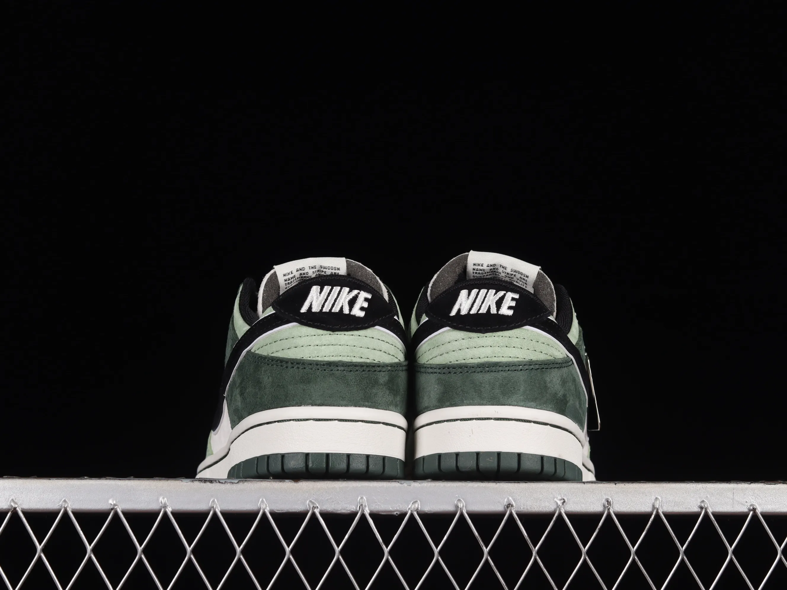 All Categories Nk SB Dunk Series Nk SB Dunk Low Low-top sneakers Otomo Katsuhiro x Nk SB Dunk Low "Steamboy OST" Creative customization collaboration Otomo Katsuhiro joint SB low-top sports and leisure sneakers LF0068-001